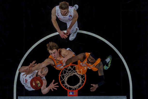 陷入困境的 陷入困境的